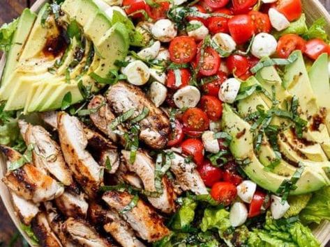 Easy Marinated Chicken, Chicken Avacado, Avocado Caprese Salad, Chicken Avocado Caprese, Garlic Butter Salmon, Savory Salads, Caprese Chicken, Slow Cooker Beef Stew, Avocado Chicken Salad