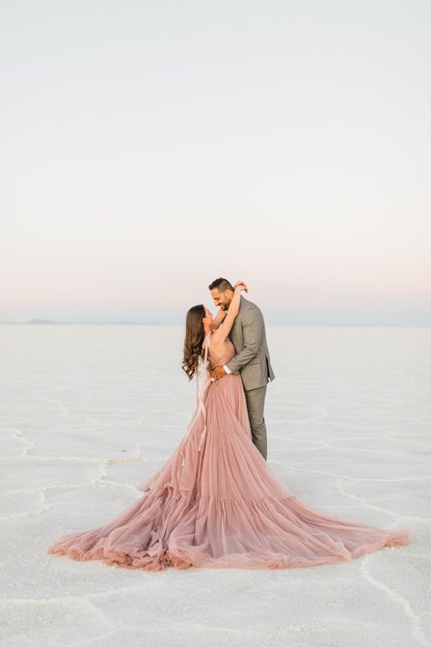 Planning to have your engagement photos taken in the autumn? We know all of the best Utah spots for the prettiest engagement pictures! And the Bonneville Salt Flats will make your photos look so dreamy and romantic. Photography by Tasha Rose, poses for couples, what to wear for a photoshoot, Utah photography locations, Bonneville Salt Flats, Utah photographer, couple's photoshoot. Long Flowy Dress Photoshoot Couple, Salt Flats Utah Engagement, Utah Salt Flats Engagement, Salt Plains Photoshoot, Bonneville Salt Flats Engagement, Utah Salt Flats Photography, Maternity Photo Shoot Ideas By Lake, Salt Flat Engagement Photos, Engagement Photos Salt Flats Utah