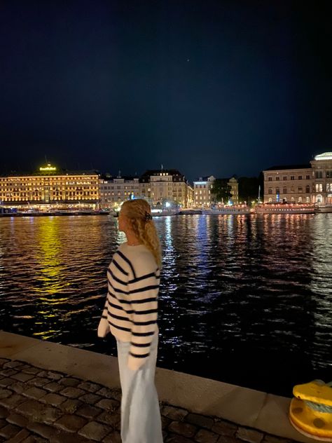 #night #stockholm #outfit #stockholmstyle #style #aesthetic #water #lights #nightinstockholm Stockholm Pictures, Stockholm Photography, Stockholm Instagram Pictures, Stockholm In January, Eras Tour Stockholm, Stockholm At Night, Stockholm Fashion, Night Aesthetic, Stockholm