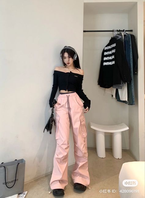 Pink Acubi Outfits, Pink Acubi Fashion, Pink Cargo Pants Outfit Street Style, Pink Wide Leg Pants Outfit, Black And Pink Streetwear, Pink Streetwear Outfit, Pink Acubi, Vintage Spring Outfits, 2023 Spring Outfits