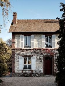 The perfect countryside escape in Normandy - Muids Riverside House, French Countryside, French Country House, Stunning Interiors, Stone Houses, Summer House, Decor Interior Design, Patio Decor, Design Interior