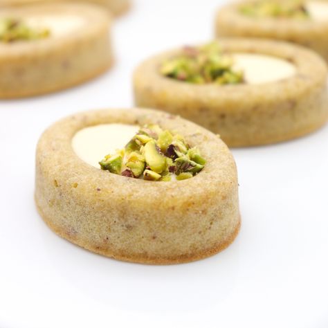 Financiers pistaches chocolat blanc – Pâtisser chez soi Financier Recipe, Dolci Finger Food, Pistachio Recipes, Cookie Bakery, Tea Cakes, Mini Desserts, Cafe Food, Dessert Recipes Easy, Food Inspiration