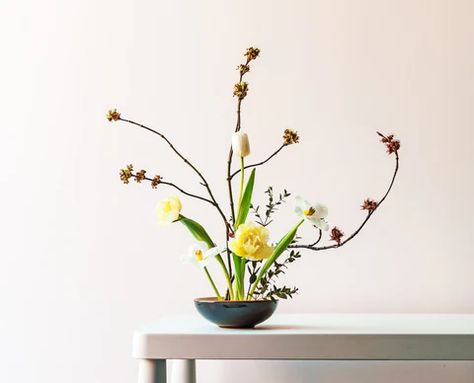 Ikebana: The Art of Flower Arrangement – Bokksu Ikebana Arrangements, Traditional Japanese Art, Forest Flowers, Japanese Flowers, Arte Floral, Pop Up Store, Ikebana, Japanese Traditional, Japanese Art