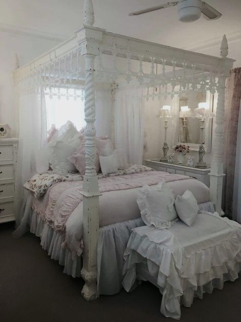 Aemma Targaryen, Styl Shabby Chic, Dekorasi Kamar Tidur, Girly Room, Shabby Chic Bedroom, Shabby Chic Bedrooms, Cute Bedroom Decor, Dream House Rooms, Dreamy Room