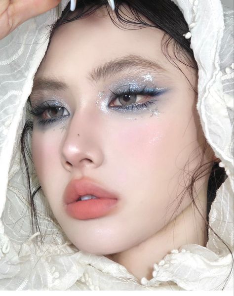 Makeup Looks Cool Tones, Make Up Inspo For Prom, Ice Makeup Looks, Makeup Looks Silver, Cool Tone Makeup Looks, Cool Toned Makeup Looks, Blue Eye Makeup Looks, Princess Makeup Looks, Cool Eye Makeup