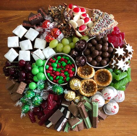 Xmas Deserts, Christmas Dessert Platter, Christmas Tree Biscuits, Grazing Platter, Platter Ideas, Christmas Platter, Christmas Stories, Christmas Recipes Easy, Dessert Platter