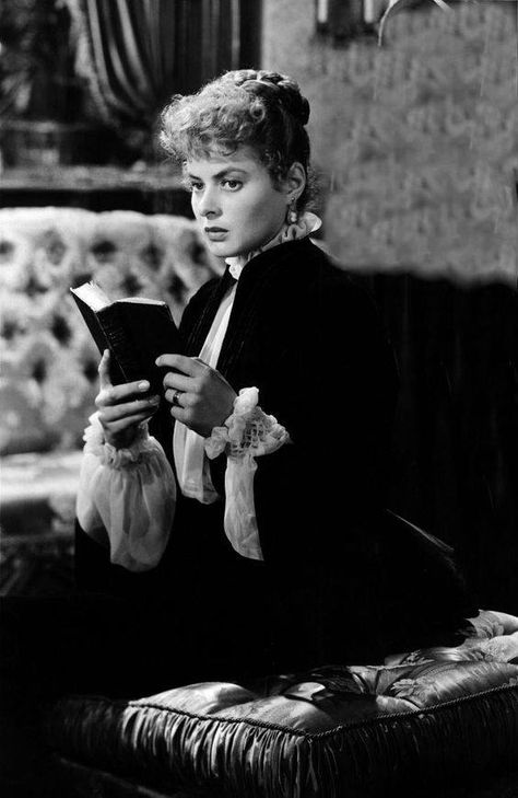 Ingrid Bergman Gaslight, Gaslight Movie, Gaslight 1944, Soul Stealer, Hollywood Scenes, Old Hollywood Movies, Ingrid Bergman, Gothic Romance, Classic Films