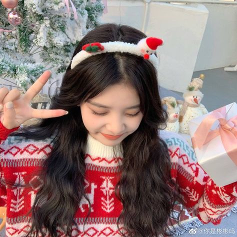 ulzzangs,ulzzang,ulzzang girls,pretty girl,pretty girls,pretty,beautiful,beautiful girls,beautiful,unfiltered ulzzang,unfiltered ulzzangs,ulzzang pretty,ulzzang red,cute ulzzang,cute girls,unfiltered ulzzang cute,cute,ulzzang with red clothes,ulzzang christmas,ulzzang baby face,luxhelps,luxhelps on ig,luxhelps on pinterest Christmas Pfp Girl, Christmas Girl Pfp, Ulzzang Christmas, Christmas Pfp Aesthetic, Bartender Outfit, Diwali Photography, Angels Christmas, Korean Fashion Winter, Merry Christmas Love