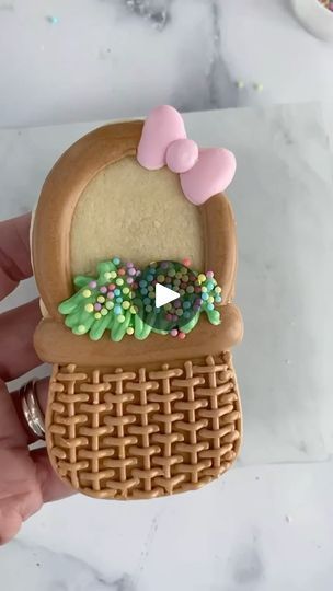 4.8K views · 344 reactions | Sharing a few of my favorite tips when it comes to decorating your cookie Easter basket !!! 💐

This easy basket weave technique is one of my favorites! It adds so much detail to your cookie and really brings it to life! 

Add some pastel colored non-perils for a quick and easy way to add “eggs” to your Easter basket! 

Follow me for more cookie decorating tips and tricks! 

#eastercookies 
#decoratedcookie #royalicingcookiedecorating
 #summerssweetshoppe #edibleart 
#cookiedecorator #royalicing #cookier #decoratedsugarcookies #instacookies #diytop #flashesofdelight #onlinecookieclass #cookieclasses #cookiesofinstagram #creators
#eastercookies #cookiepackaging
#timelapse
#buzzfeedfood #tutorial #cookietutorial #videooftheday #cookievideo #cookiedecoratingvideo Easter Basket Cookies Decorated, Easter Cookie Basket, Cookie Decorating Tips, Decorating Tips And Tricks, Easter Sugar Cookies, Cookie Videos, Cookie Tutorials, Diy Tops, Diy Cookie