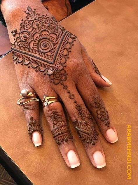 Indian Hannah Design, Henna Styles For Eid, Heart Mendhi Design, Henna On Thumb, Mehendi Front And Back Design, Henna Designs Brown Skin, Henna Inspo Eid, Henna Design Ideas Simple, Henna Designs For Chubby Hands