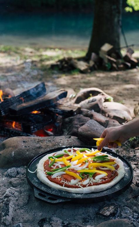 Campfire Pizza - Lodge Cast Iron Bushcraft Recipes, Pizza Camping, Off Grid Living Ideas, Cast Iron Dutch Oven Recipes, Best Camping Food, Best Camping Recipes, Bushcraft Cooking, Campfire Pizza, Camp Foods