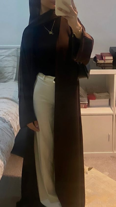 Hijabi Open Abaya Outfit, Pastel Abaya Aesthetic, Open Abaya Outfit Casual, Brown Abaya Outfit, Brown Abaya Hijab Outfit, Open Abaya Outfit With Jeans, Open Abaya Outfit, Abaya Style Dubai, Sixthform Outfits