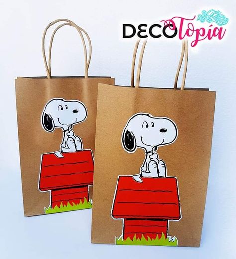 #ParaCumpleaños #Snoopy #BolsitasDePapel Peanuts Gang Birthday Party, Bolo Snoopy, Peanuts Birthday Party, Snoopy Birthday Party, Snoopy Cake, Peanuts Birthday, Snoopy Party, Snoopy Birthday, Diy Father's Day Gifts