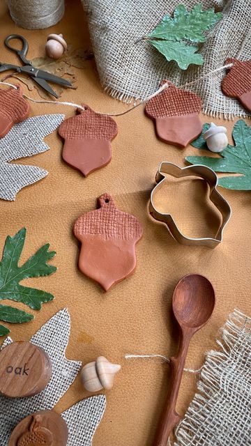 Alyssa | Nature Play Stylist on Instagram: "Clay Acorn 🌳🍂 Garland This autumn acorn garland is easy to create using only a few supplies! It was also a fun craft to kick off our October @naturestudy.club theme of Deciduous Trees. We used: 🍂 Terra Cotta Air Dry Clay 🍂 Burlap 🍂 Acorn Cookie Cutter 🍂 Jute Twine Roll out the clay to about a quarter inch thickness. Press burlap on the top half for the texture of the acorn cap. Cut the acorn shape and press a small hole in the stem. Let it dry ab Terra Cotta Air Dry Clay, Autumn Air Dry Clay, Air Dry Clay Garland, Air Dry Clay Fall Projects, Fall Clay Projects, Fall Air Dry Clay Projects, Air Dry Clay Halloween, Clay Acorn, Easy Garland