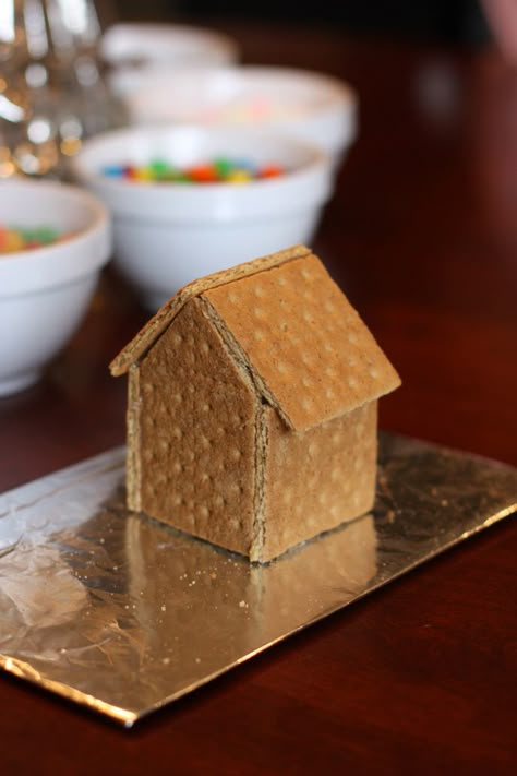 Gingerbread House With Graham Crackers Simple, Gingerbread House Made From Graham Crackers, How To Make A Gingerbread House Out Of Grahm Crackers, Easy Graham Cracker Gingerbread House, Diy Graham Cracker Gingerbread House, Diy Ginger Bread Houses, Ginger Bread Houses With Graham Crackers, Gramcracker Gingerbread House, Easy Gingerbread House For Kids