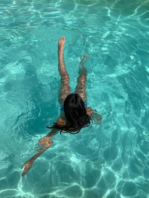 Pool Hair Aesthetic, Summer At The Pool, Pool Girls Aesthetic, Nadar Aesthetic, Pool Party Photos, Swimming Aesthetic Pool, Sunbathing Aesthetic, Girl Hobbies, Sea Vibe