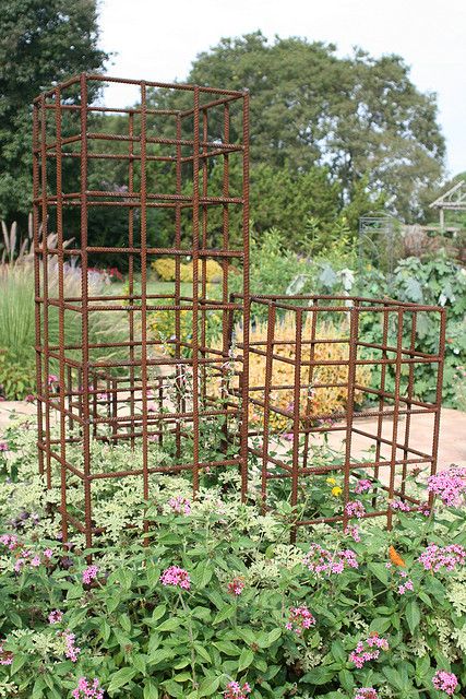 rebar trellis--- @Mandy Wright will you have Dustin ship some of these down to Texas? :) Rebar Trellis, Rebar Projects, Diy Garden Trellis, Garden Arbor, Modern Garden Design, Veg Garden, Have Inspiration, Garden Trellis, Garden Structures