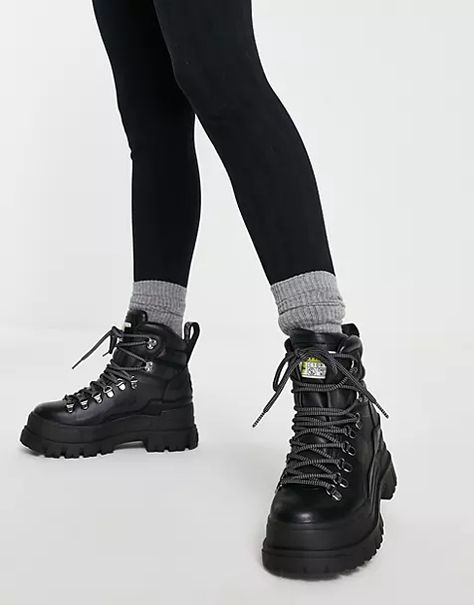 Black Hiking Boots Outfit, Chelsea Black Boots, Black Hiking Boots, Granola Aesthetic, Worker Boots, Hiking Boots Outfit, Ankle Snow Boots, Sneaker Heads, Xmas Wishes