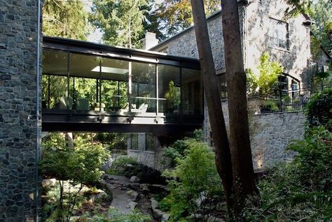 This Vancouver residence takes advantage of its surroundings in a dramatic way. Called the 'Ravine House', the home consists of two structures connected by a st Bridge Homes, Window Hallway, Magical Bridge, River Homes, A House In The Woods, Glass Walkway, Ski Pass, Casa Patio, Forest House