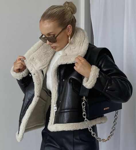 Winter Mode Outfits, Black Streetwear, Fur Leather Jacket, Moda Streetwear, Streetwear Mode, Retro Jacket, Winter Mode, Sheepskin Coat, Fall Winter Wardrobe