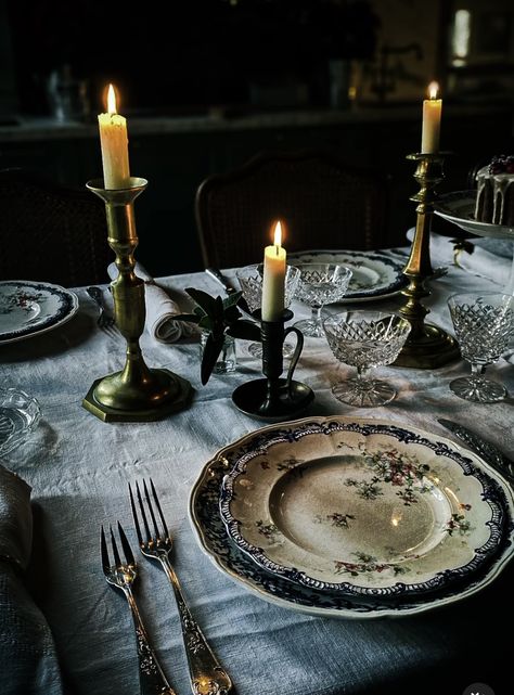 Victorian Dinner Party Aesthetic, Fae Aesthetic Wedding, Dark Academia Table Setting, Dark Dinner Table Aesthetic, Round Table Aesthetic, Moody Thanksgiving Tablescape, Silver Table Decorations, Antique Table Setting, Moody Tablescape