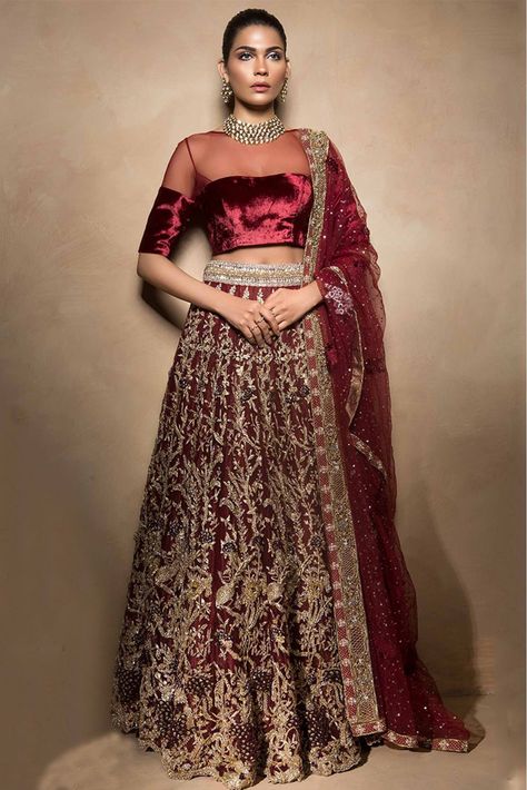 Velvet Blouse Designs, Sketch Outfits, Velvet Blouse Design, Orang India, Lehenga Blouse Designs, Indian Bridal Lehenga, Velvet Blouse, Gaun Fashion, Choli Designs