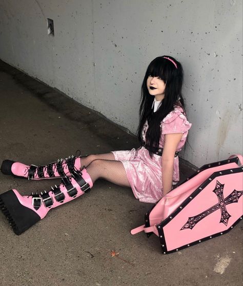 Pink Goth Outfits Pastel Grunge, Pink Emo Clothes, Girly Alt Outfits, Pink Black Outfit Aesthetic, Pink Vampire Outfit, Pink Gothic Outfits, Pink Trad Goth, Pink Goth Fashion, Pink Alt Outfits