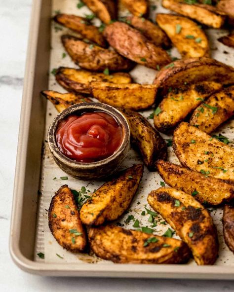 Try making this Baked Potato Wedges Recipe for a batch of crispy, perfectly seasoned, and flavorful oven baked potatoes the whole family will enjoy! simplylakita.com #potatowedges #easypotatowedges Baked Potato Wedges Oven Crispy, Oven Baked Potatoes, Baked Potato Wedges Recipe, Seasoned Potato Wedges, Baked Potato Wedges, Potato Wedges Recipe, Potato Wedges Baked, Wedges Recipe, Raw Potato