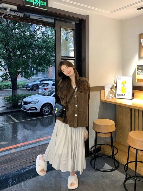 Cotton Long Skirt Outfits, Ootd Rok Korean Style, Winter Outfits With Long Skirts, Maxi Skirts Winter, Long Skirt Ideas, Long Skirt Outfits Korean, Long Skirts Casual, Casual Maxi Skirts, Taiwan Outfit