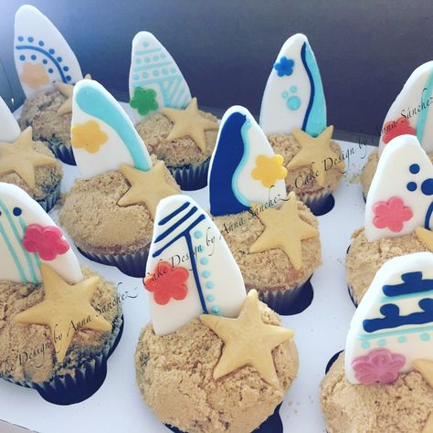 Surf and beach cupcakes Surfing Cupcakes, Surf Cupcakes, Pool Cakes, Luau Party Food, Beach Cupcakes, Pool Cake, Surf Birthday, Summer Cupcakes, Stitch Birthday