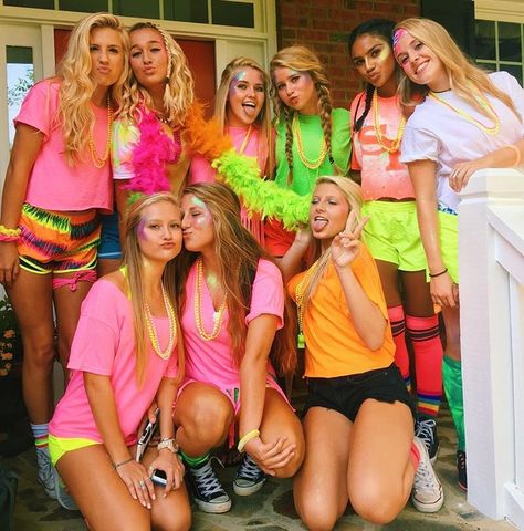 Neon night                                                                                                                                                                                 More High School Party Outfit, Neon Outfits Party, Neon Outfit Ideas, Neon Party Themes, Neon Party Outfits, Football Game Outfit Highschool, Neon Green Outfits, Neon Prom Dresses, Spirit Week Outfits