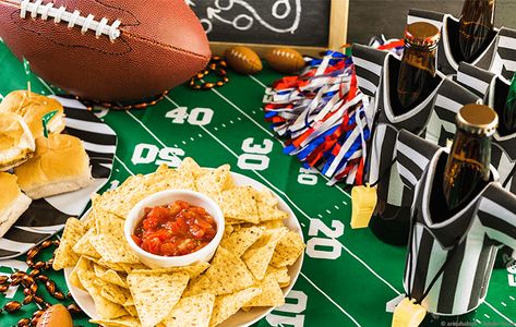 Does the thought of hosting a Super Bowl party overwhelm you? Learn how to host a stress-free Super Bowl party! Includes a quick and easy checklist, plus ideas for party favors, games, and snacks. #superbowl #party #stressless Super Bowl Kids, Super Bowl Foods, Superbowl Party Food Ideas, Football Party Snacks, Football Treats, Super Healthy Snacks, Super Bowl Snacks, Healthy Superbowl Snacks, Football Snacks