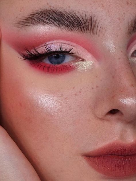 red eyeshadow makeup Fairy Make Up Ideas, Mekap Mata, Pink Eye Makeup, Make Up Inspiration, Pink Eye, Smink Inspiration, Red Makeup, Makijaż Smokey Eye, Eye Makeup Designs