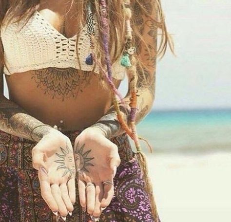 . Mundo Hippie, Hippie Fits, Looks Hippie, Boho Tattoos, Hippie Lifestyle, Hippie Aesthetic, Boho Life, Estilo Hippie, Boho Boutique