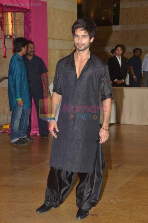 Shahid Kapoor Kurta, Genelia Ritesh, Ritesh Deshmukh And Genelia, Black Pathani, Pathani Salwar, Ritesh Deshmukh, Pathani For Men, Pathani Suit, Men Sherwani