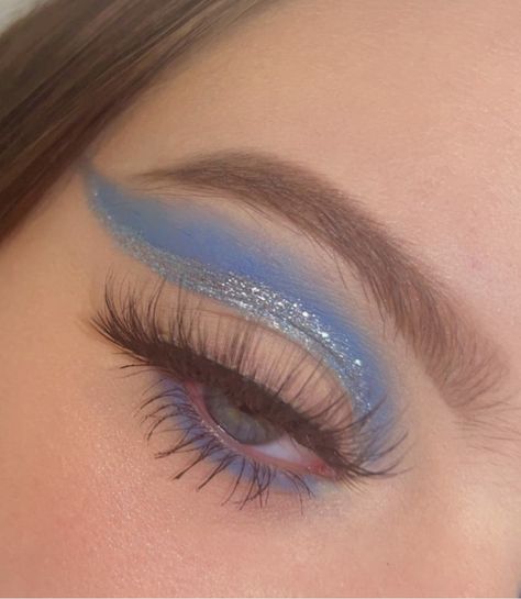 Light Blue And White Makeup Looks, Eyeshadow Looks Cut Crease, Blue Cut Crease Eyeshadow, Makeup Moodboard, Makeup Looks Prom, Blue Cut Crease, Cut Crease Eye Makeup, Blue Eyeshadow Looks, Cut Crease Eyeshadow