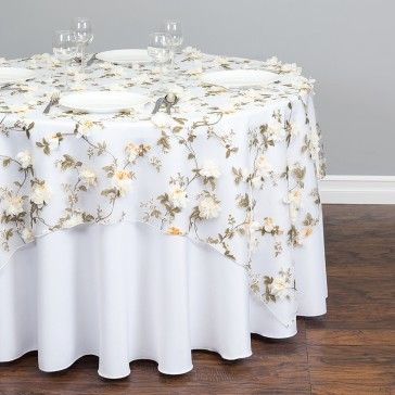 Tablecloth Setting Ideas, Pretty Table Cloths, Overlay Tablecloth Wedding, Table Cloth For Wedding, Flower Table Cloth, Wedding Tablecloth Ideas, Tablecloth Ideas, Champagne Tablecloth, White Tablecloth With Gold Overlay