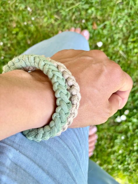 How to make a macrame bracelet 2 Chunky Macrame, Jewellery Patterns, Beginner Macrame, Feather Keychain, Macrame Jewellery, Macrame Rings, Macrame Purse, Chic Rings, Braided Necklace