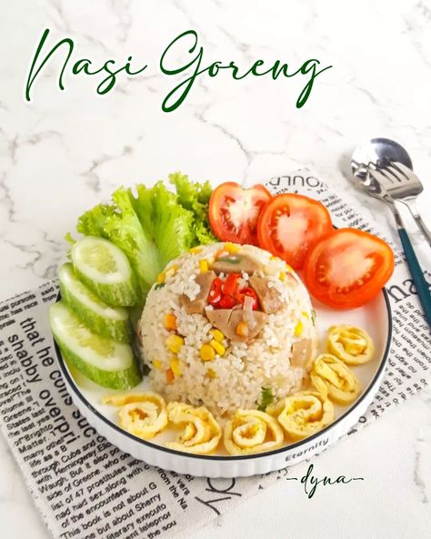 Bahan dan Cara membuat Nasi Goreng Nusantara https://resepmamiku.com/nasi-goreng-nusantara-dynasr_photography Nasi Goreng Photography, Plating Nasi Goreng, Nasi Goreng Aesthetic, Plating Nasi, Plating Food, Telur Dadar, Cafe Aesthetic, Rice Bowl, Fun Cooking