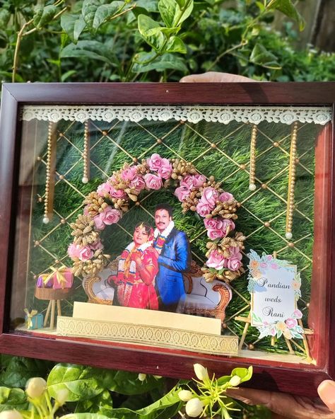 Gift Decoration Ideas, 3d Photo Frame, Frames Diy Crafts, Frames Diy, Shadow Box Gifts, Wedding Shadow Box, Embroidery Hoop Art Diy, Frame Work, Box Gifts