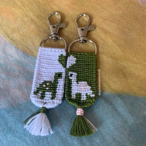 Diy Keychain Boyfriend, Friendship Bracelet Keychain Pattern, Alpha Patterns Keychain, Alfa Pattern, Friendship Keychains, Cool Friendship Bracelets, Diy Bracelets With String, Blouse Crochet, Diy Friendship Bracelet