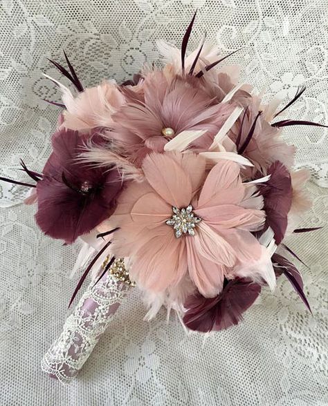 11 Wedding Bouquet Ideas | Tips & Advice | Pink Book Weddings Bouquet Alternatives, Vintage Bridal Bouquet, Small Bridal Bouquets, Alternative Wedding Bouquet, Unique Bridal Bouquets, Unique Wedding Bouquet, Feather Bouquet, Traditional Weddings, Bridal Brooch Bouquet