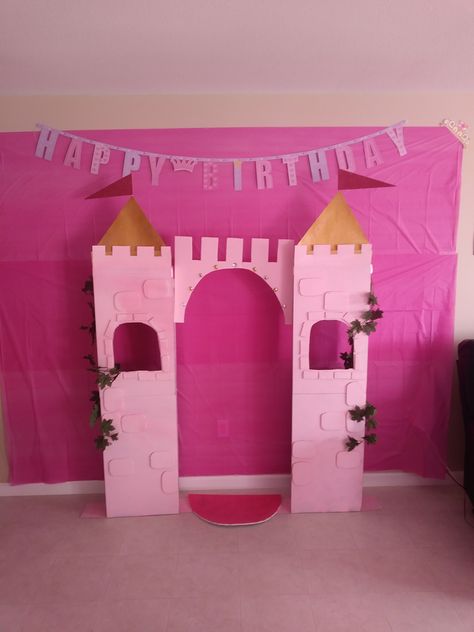 Princess Party Castle Backdrop, Castle Doorway Decoration, Castle Party Backdrop, Princess Castle Decorations Party, Princess Birthday Backdrop Ideas, Diy Disney Princess Decorations, Simple Princess Party Ideas, Princess Party Photo Backdrop, Princess Castle Cardboard