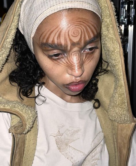 Fka Twigs, Alt Girls, Beauty Looks, Pretty Makeup, Aesthetic Makeup, Makeup Inspo, Fashion Makeup, Role Models, Makeup Inspiration