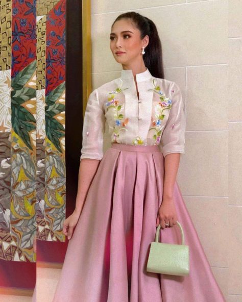 Barong Tagalog For Women Modern, Modern Filipina Outfit Ideas, Filipina Modern Dress, Modern Filipiniana Barong Dress, Modern Barong Women, Barong For Women Modern, Oath Taking Outfit Women Filipiniana, Filipiana Dress Modern Classy, Modern Filipiniana Outfit