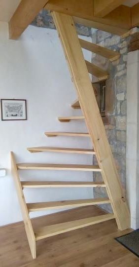 Koti Diy, Tiny House Stairs, Wooden Staircase, Diy Staircase, Loft Stairs, Attic Stairs, Stair Case, Attic Rooms, House Stairs