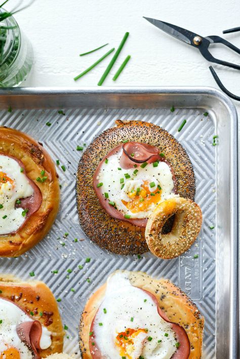 Bagel Egg In A Hole, Sheet Pan Breakfast, Egg In A Hole, Better Breakfast, Baked Egg, Ham And Eggs, Breakfast Bagel, Bagel Recipe, Smoked Ham