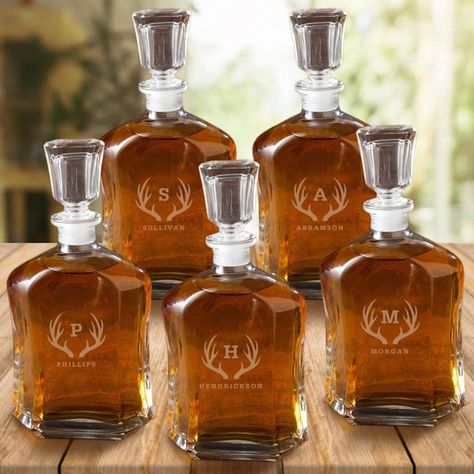 Groomsmen Gifts Wedding Day, Wedding Manifestation, Groom And Best Man, Glass Whiskey Decanter, Gift Stores, Personalized Whiskey Decanter, Wedding Favor Table, Groomsmen Gift Set, Antler Design