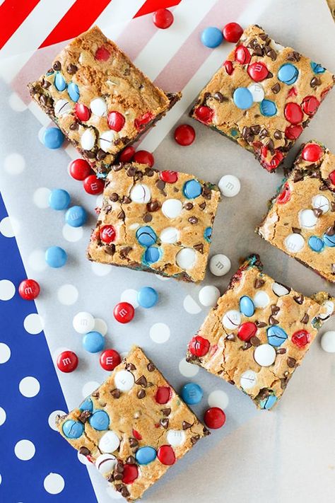 M M Cookie Bars, Memorial Day Desserts, Cookies And Candy, Patriotic Food, Patriotic Desserts, Flag Cake, July Recipes, M M Cookies, Blue Cookies