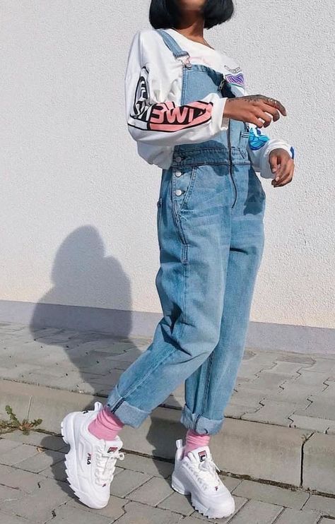 Fila Outfit, Women's Streetwear Fashion, Old School Style, Stil Boho, Edgy Chic, Urban Street Style, Tokyo Fashion, Modieuze Outfits, Streetwear Fashion Women